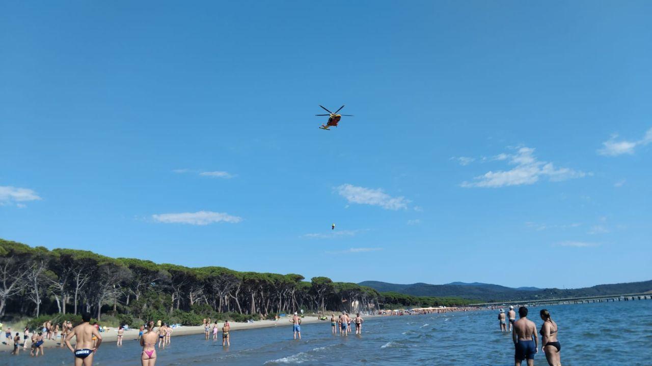 Il Pegaso 2 mentre preleva l’uomo dalla spiaggia di Scarlino