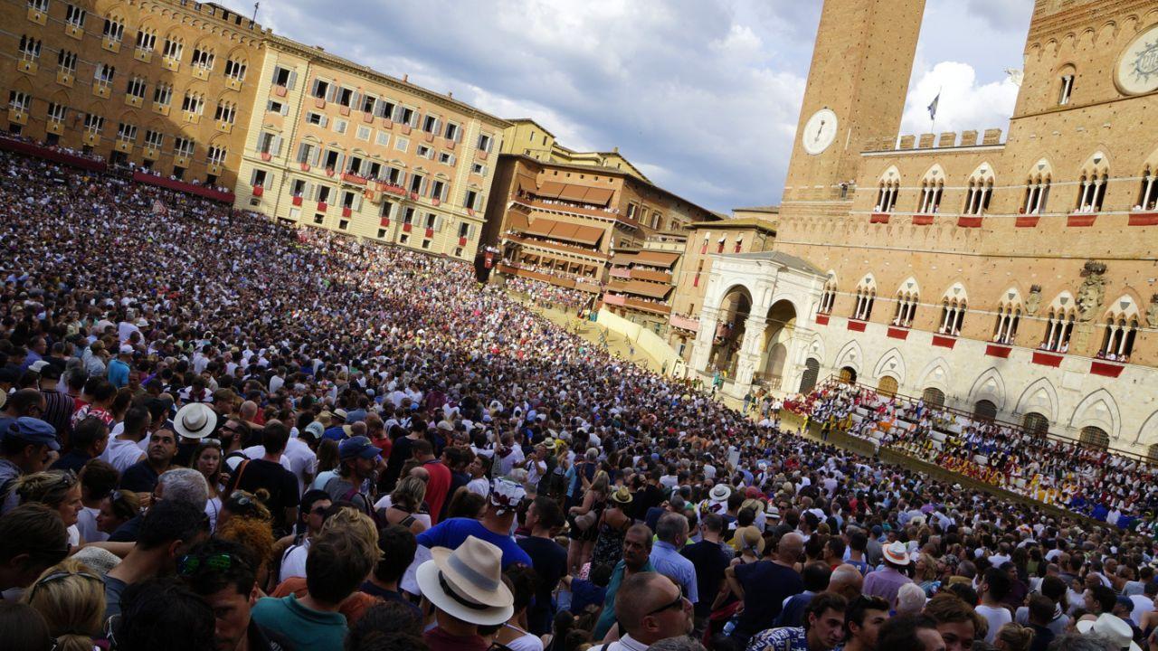 
	Piazza del Campo piena per il Palio di Siena (foto d'archivio)

