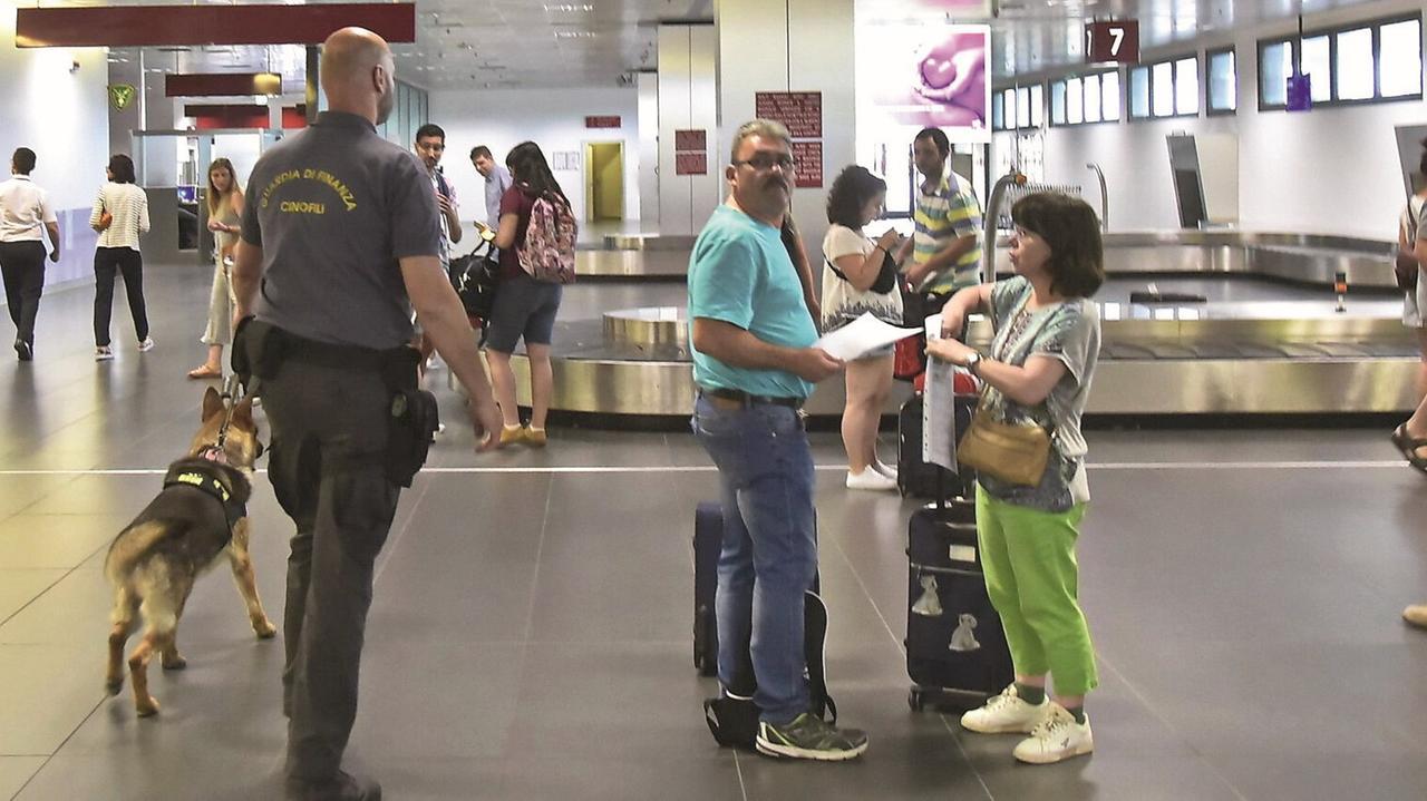 Fiumi di droga verso l’isola: «Il fenomeno è grave» – Si intensificano i controlli in porti e aeroporti