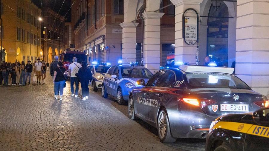 Via Emilia, inseguito da 10 ragazzi: cade dal monopattino e si ferisce