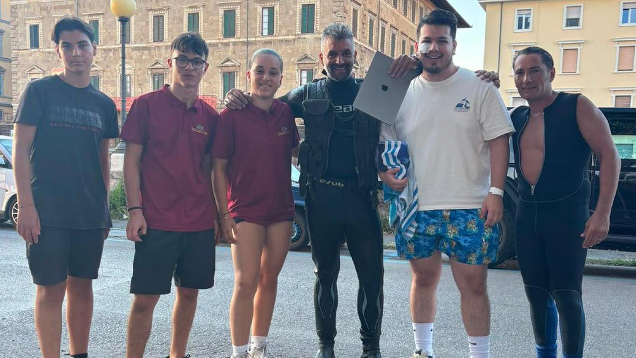 Il turista americano ferito (il secondo da destra)