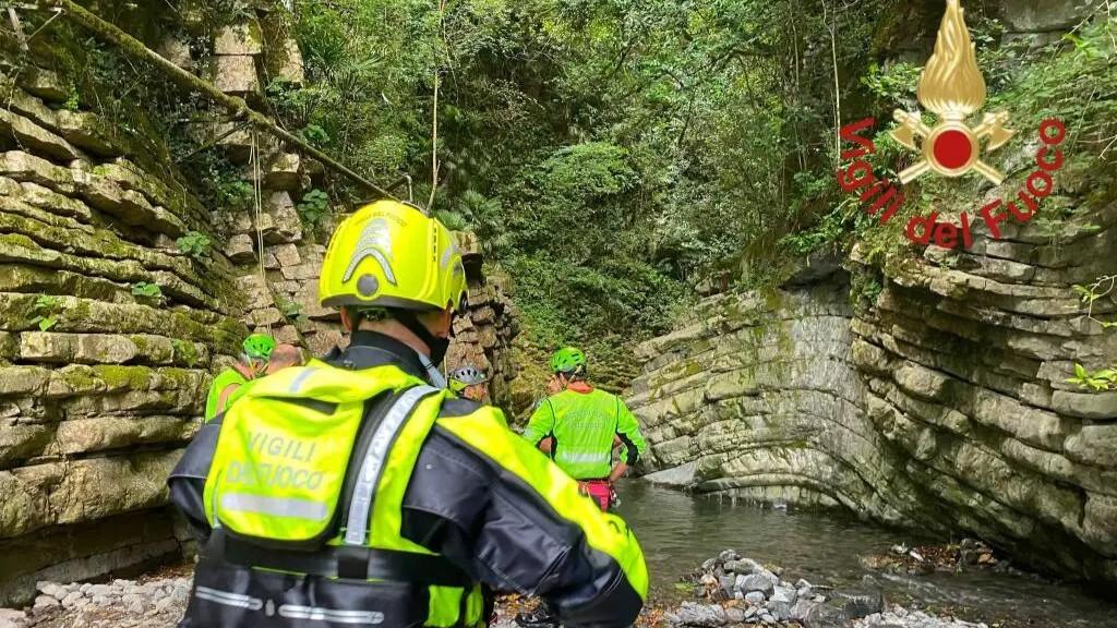 Cade nel torrente per recuperare un pallone: muore un ragazzo di 19 anni