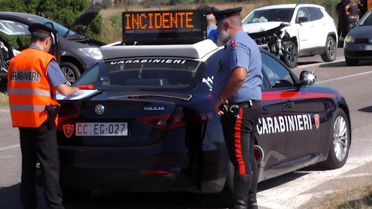 Ubriaco alla guida rimane coinvolto in un incidente in centro città, denunciato
