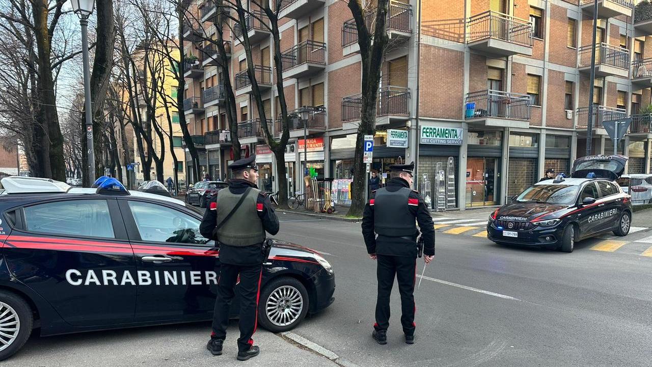 Controlli in zona stazione, un 25enne fermato con sei dosi di hascisc e un coltello