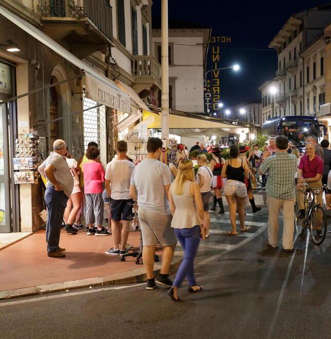 
	Negozi aperti durante le storiche "Sere d'estate" (foto Nucci)

