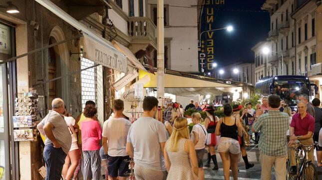 Negozi aperti durante le storiche "Sere d'estate" (foto Nucci)