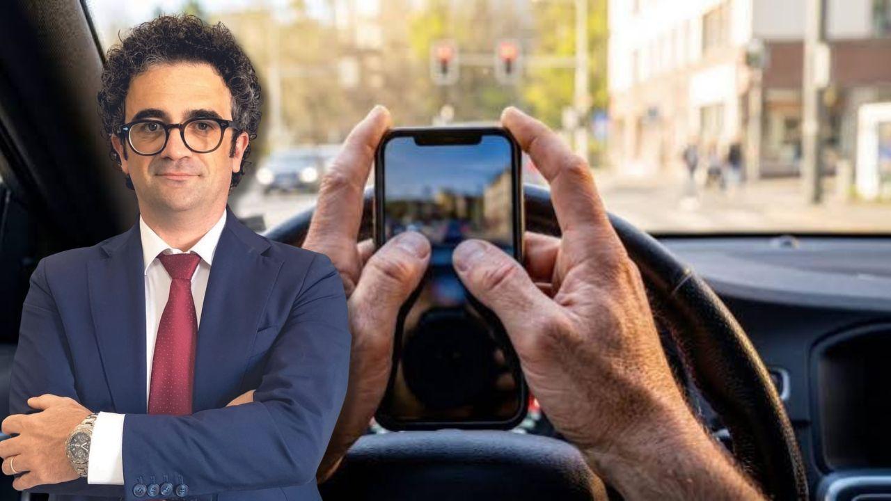 L’uso del cellulare in auto
è vietato anche quando
siamo fermi al semaforo