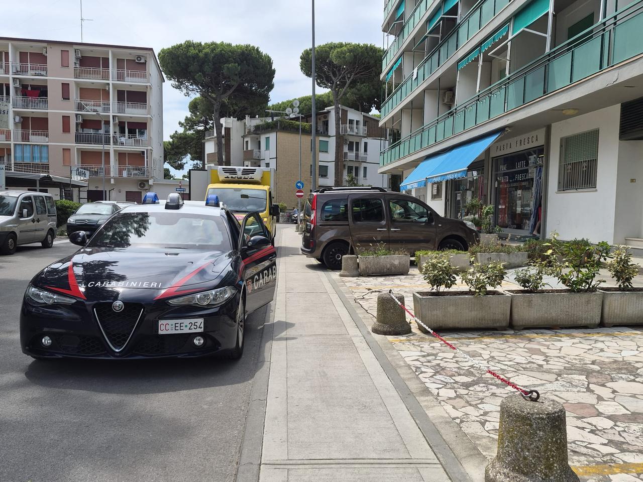 Resta bloccata con la mano nell’impastatrice: infortunio sul lavoro a Lido Estensi