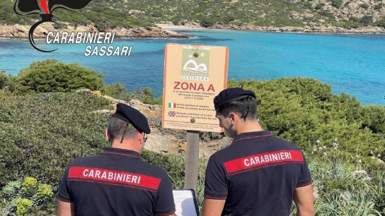 Asinara, in bici elettrica nella spiaggia protetta: due turisti sanzionati dai carabinieri