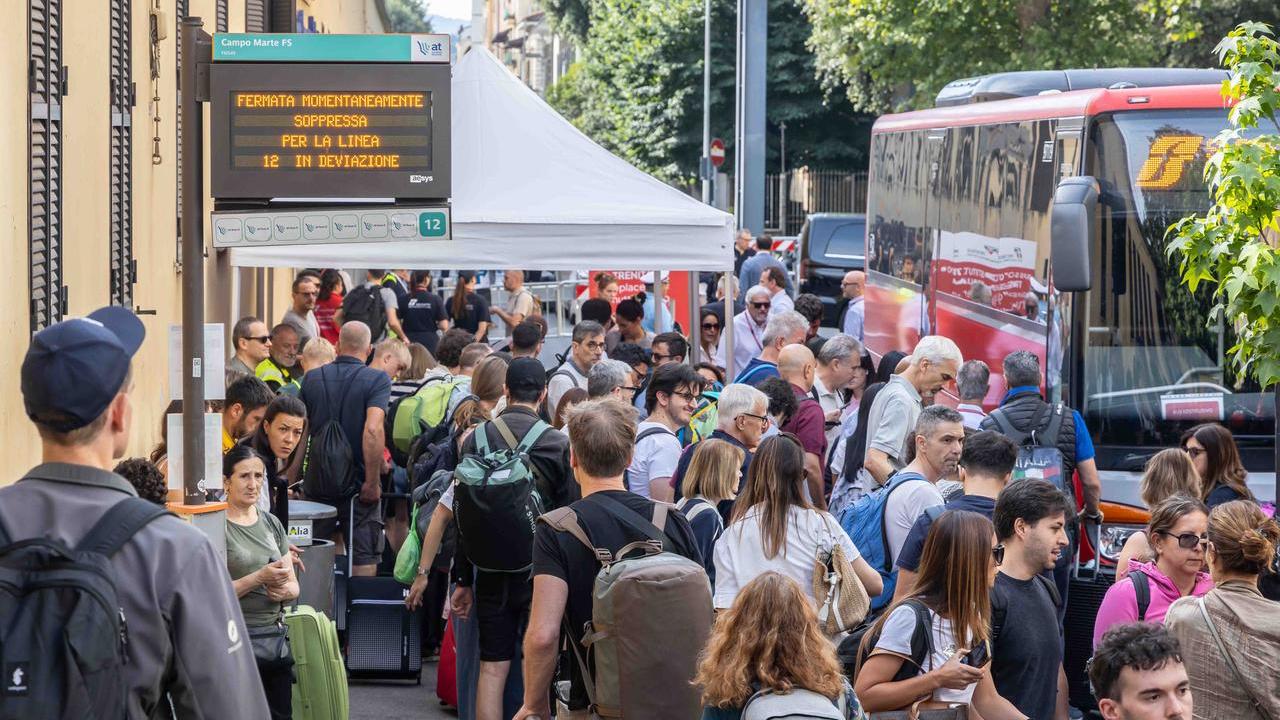 Navette, turisti disorientati e ritardi: l’Italia dei treni si spezza a Firenze per la rimozione di un vecchio ponte ma supera lo spettro del caos trasporti