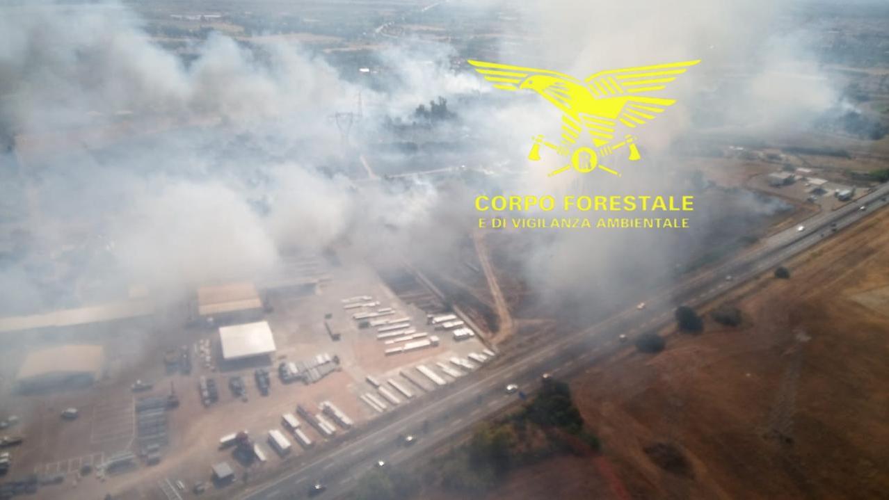 Gli incendi non danno pace all’isola, ancora fiamme nelle campagne: volontari, forestale ed elicottero in azione