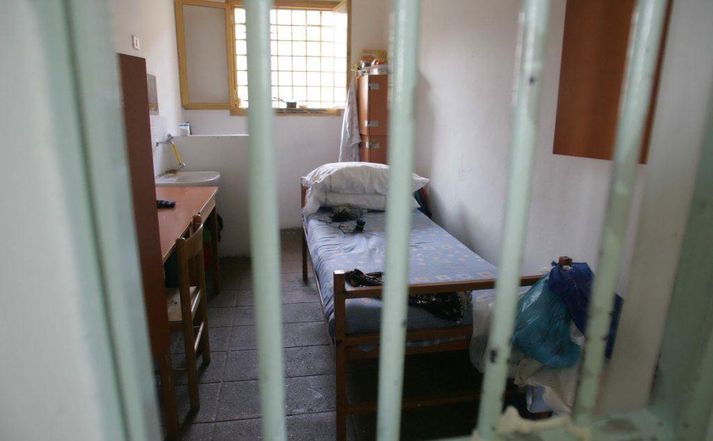 Carceri in Toscana senza più celle libere? Il Dap: «Mettete materassi a terra». ll sindacato: «Follia pura»