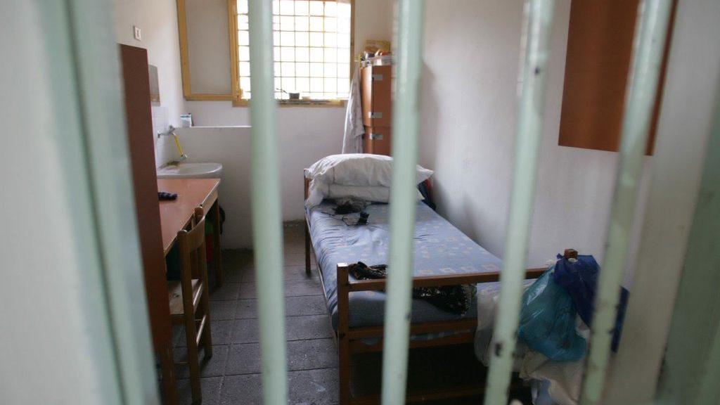 Carceri in Toscana senza più celle libere? Il Dap: «Mettete materassi a terra». ll sindacato: «Follia pura»