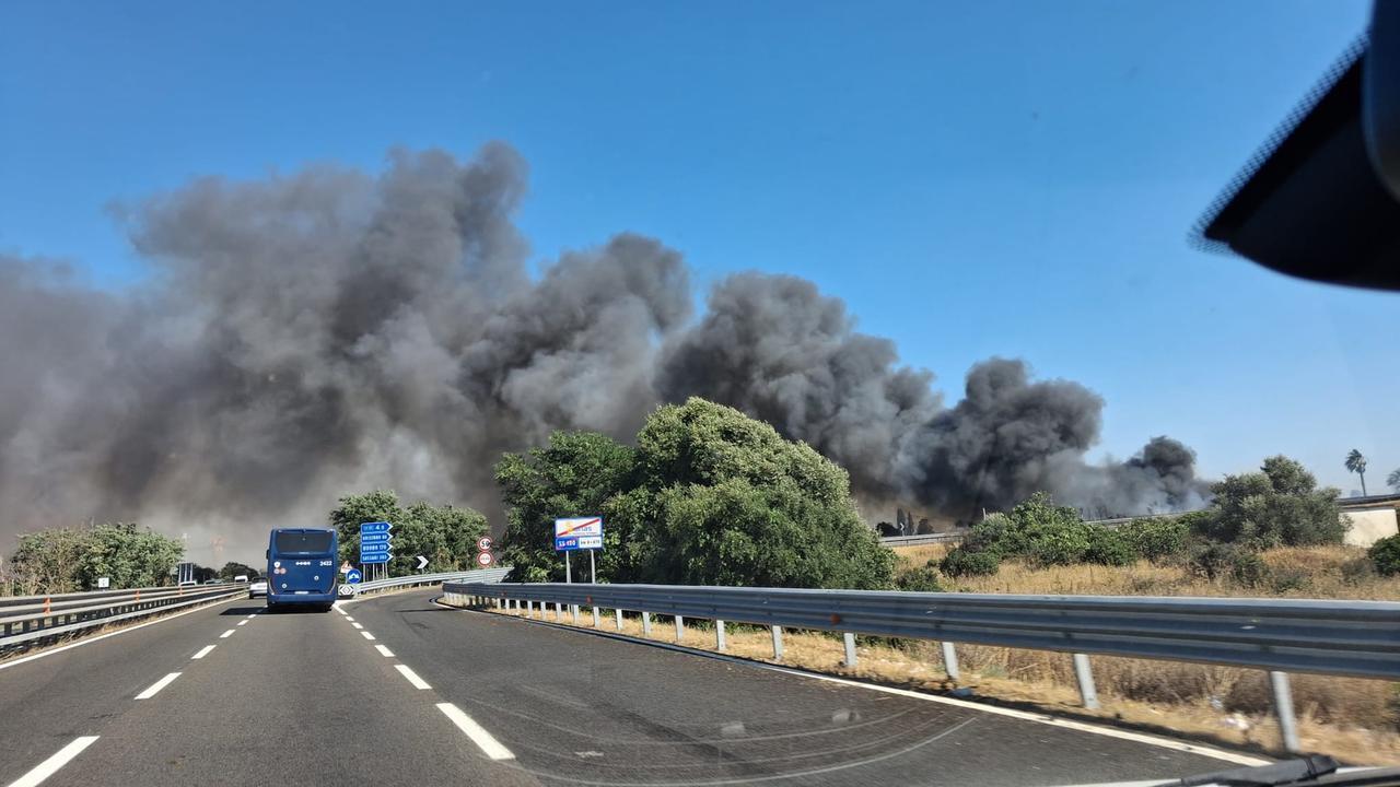La Sardegna brucia, giornata d’inferno da Nord a Sud: impegnati elicotteri e Superpuma, le fiamme minacciano anche la Statale