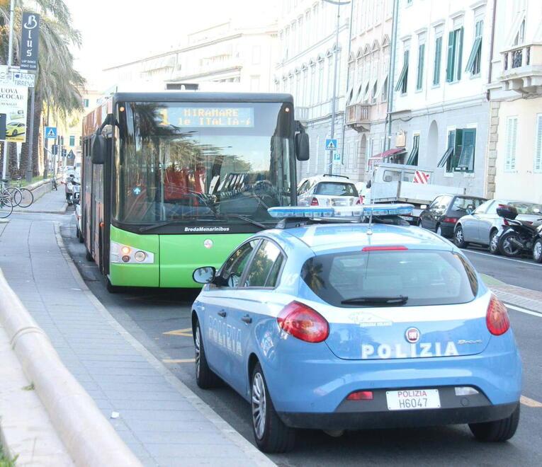 Un controllo della polizia su un bus (foto d'archivio)