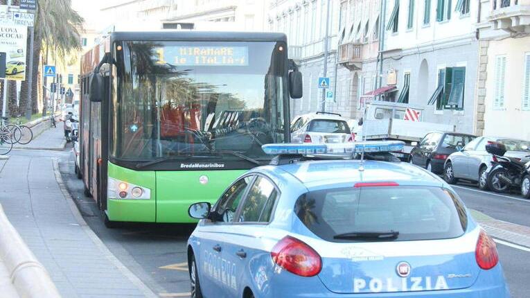 Un controllo della polizia su un bus (foto d'archivio)