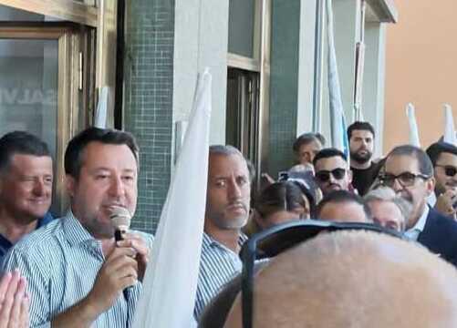 Matteo Salvini e a destra il prefetto Giancarlo Dionisi