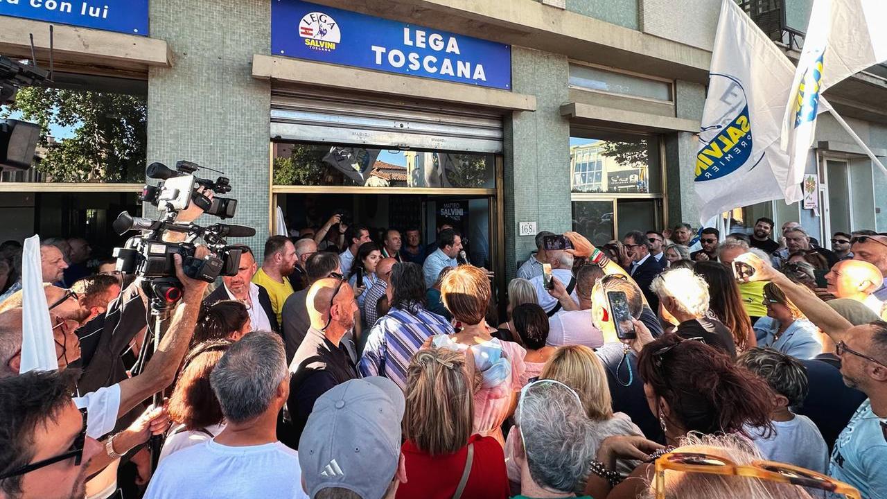 Il ministro Matteo Salvini e il prefetto Giancarlo Dionisi durante l'inaugurazione della sede della Lega a Firenze