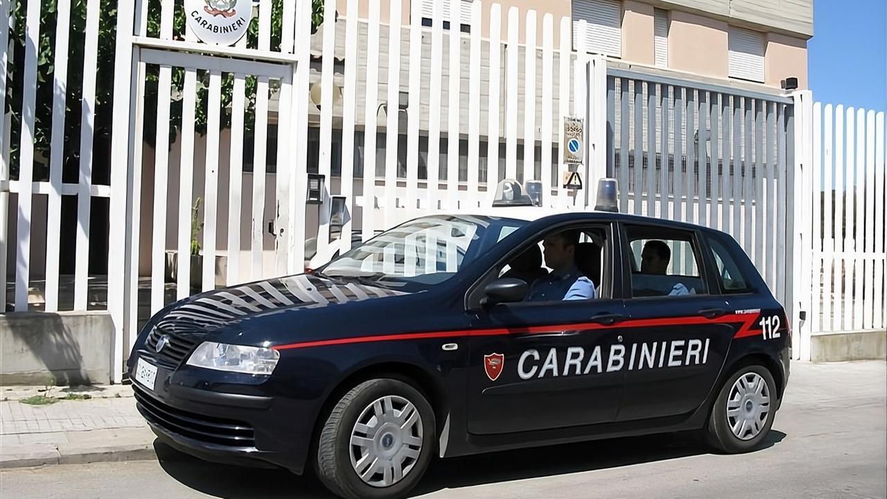 Sorso, follia durante i festeggiamenti in piazza: brandisce un bastone e minaccia i carabinieri