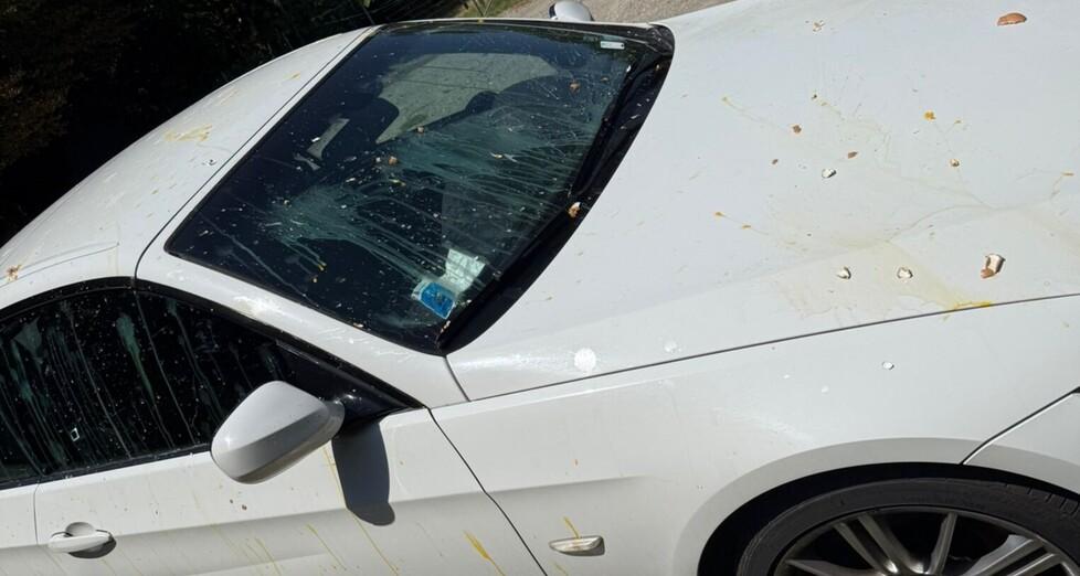 “Pioggia” di uova sulle auto: «Atto vandalico, siamo preoccupati»