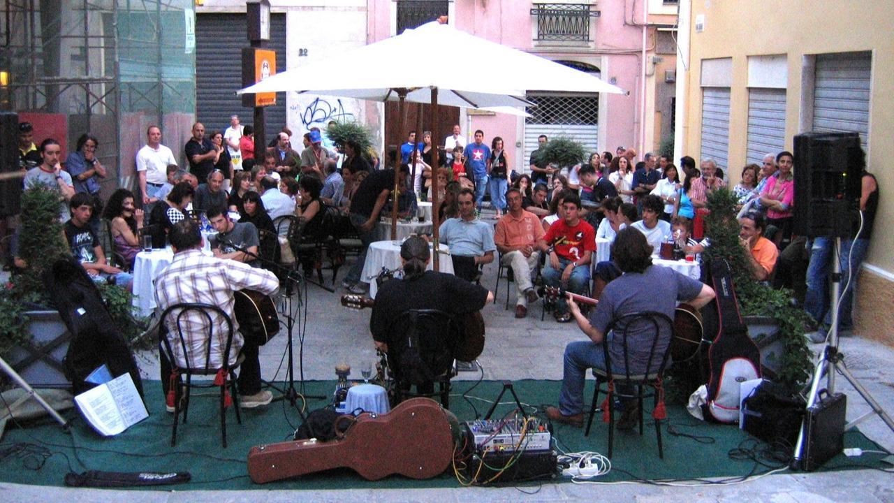 «Bella la musica ma abbassate il volume: vogliamo dormire» – La protesta