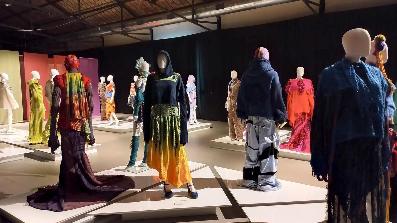Prato, i migliori outfit delle scuole di moda in mostra al Museo del Tessuto