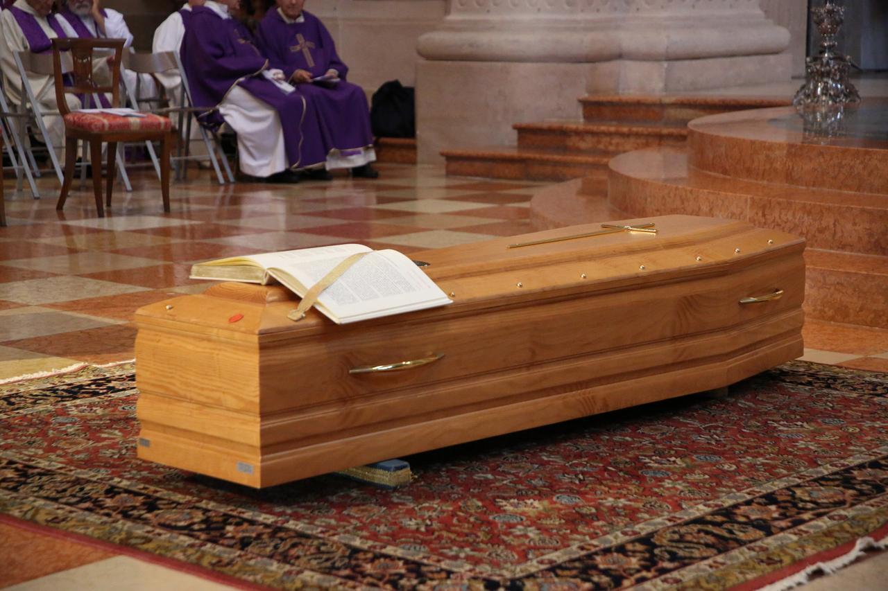 L'ultimo saluto al vescovo Adriano Caprioli: tanti reggiani in duomo per il funerale