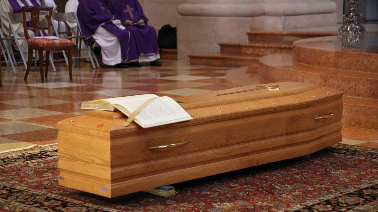 L'ultimo saluto al vescovo Adriano Caprioli: tanti reggiani in duomo per il funerale