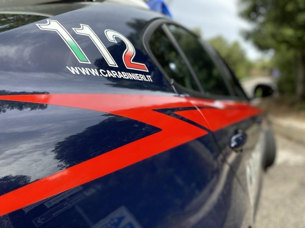 Picchiava e maltrattava l’ex compagna davanti al figlio minore, arrestato dai carabinieri