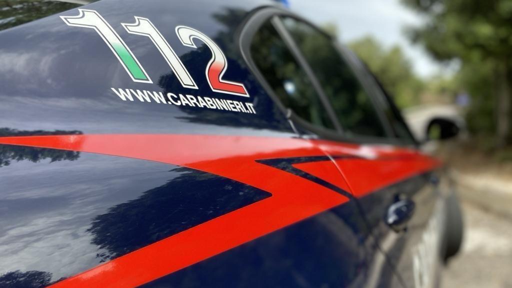 Picchiava e maltrattava l’ex compagna davanti al figlio minore, arrestato dai carabinieri