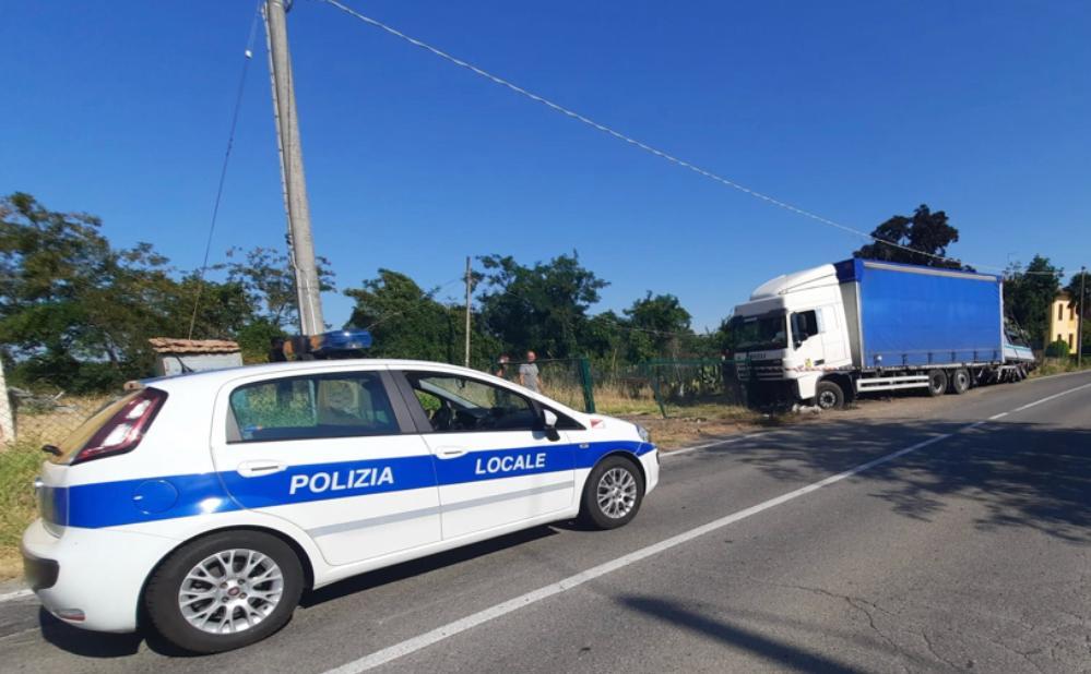 Camion fuori strada a San Polo, ferito il conducente