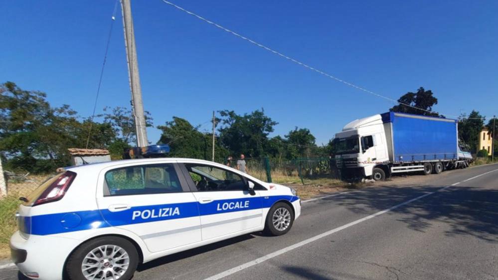 Camion fuori strada a San Polo, ferito il conducente
