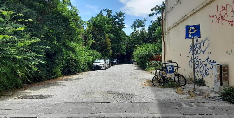 
	La traversa di via Bovio in cui verranno realizzati i parcheggi

