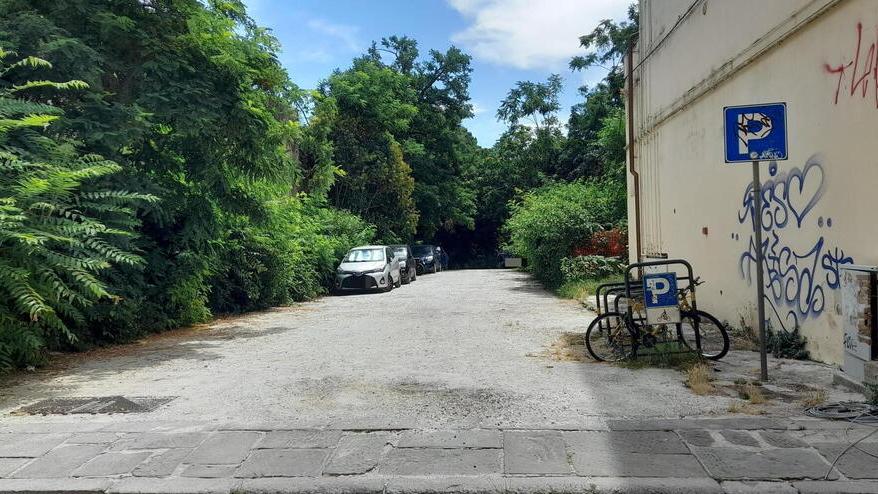 La traversa di via Bovio in cui verranno realizzati i parcheggi