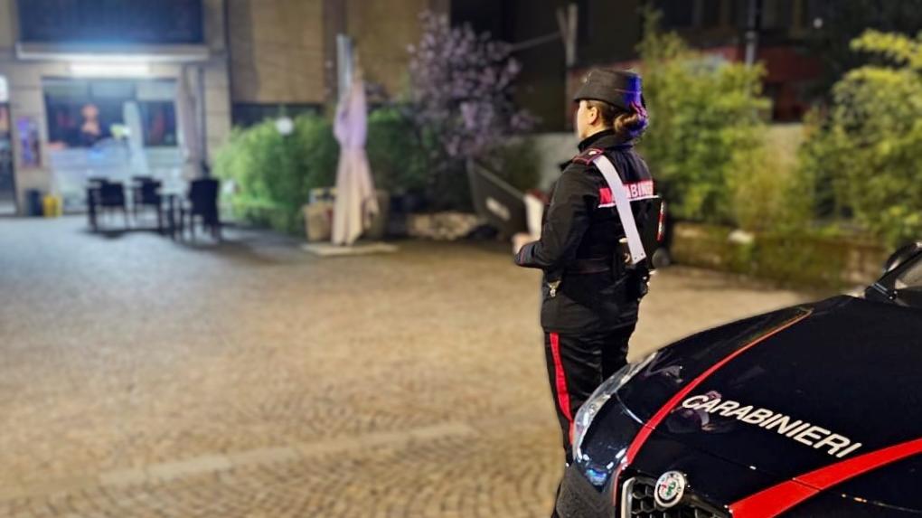 Violenta aggressione in un bar a Correggio, cliente minacciato e picchiato da tre giovani