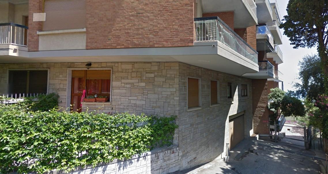 Chiama i vigili del fuoco: «Sono rimasto chiuso fuori». In casa trovano la madre morta