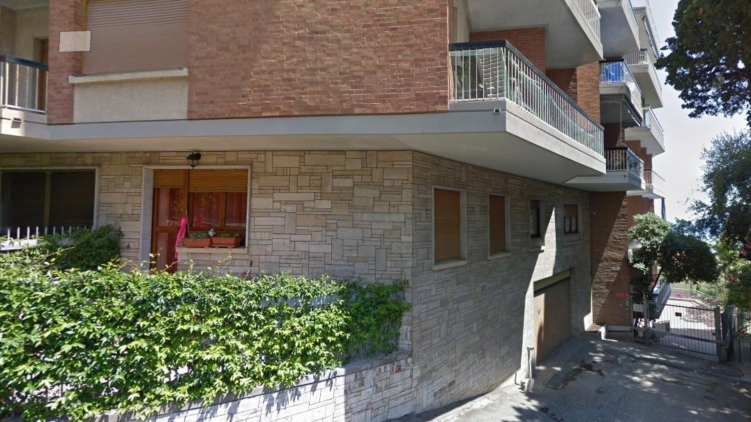 Chiama i vigili del fuoco: «Sono rimasto chiuso fuori». In casa trovano la madre morta