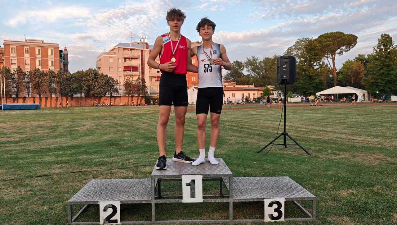 Vince la gara ma il regolamento lo esclude, l’avversario premiato al suo posto si toglie l’oro e lo incorona campione