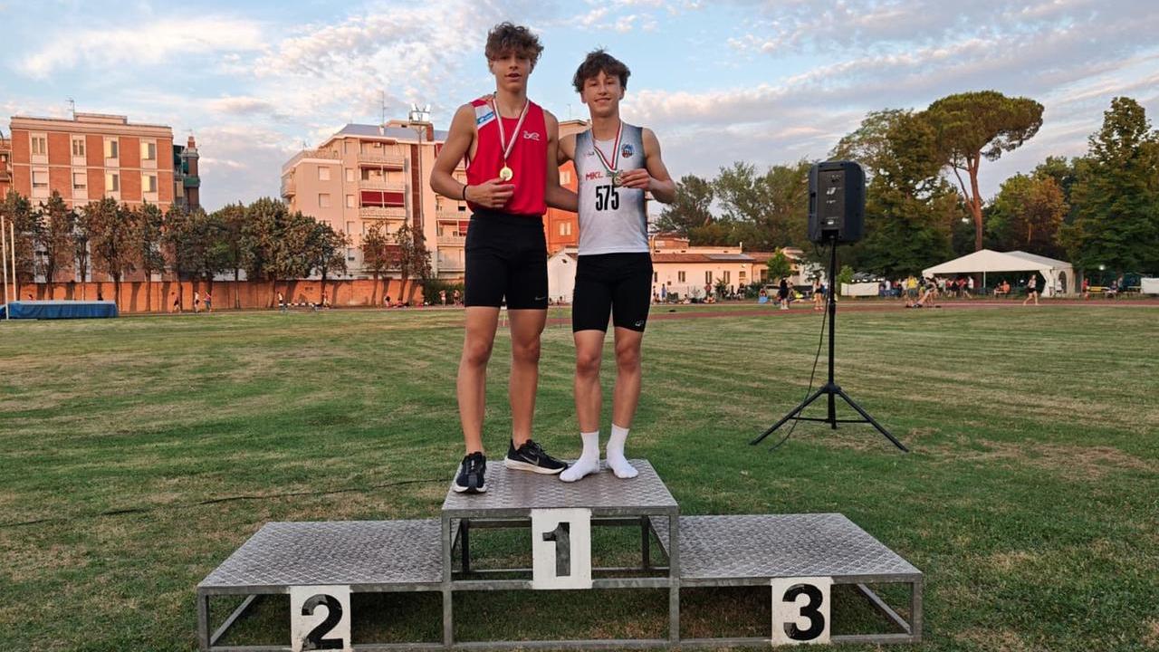 Vince la gara ma il regolamento lo esclude, l’avversario premiato al suo posto si toglie l’oro e lo incorona campione