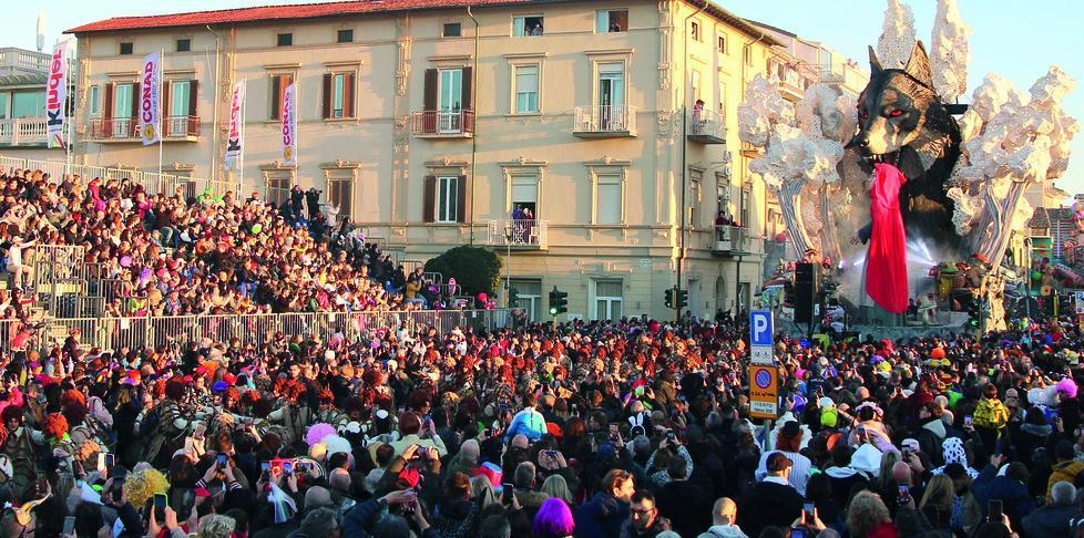
	Un corso dell'ultima edizione del Carnevale di Viareggio (foto Giannini)

