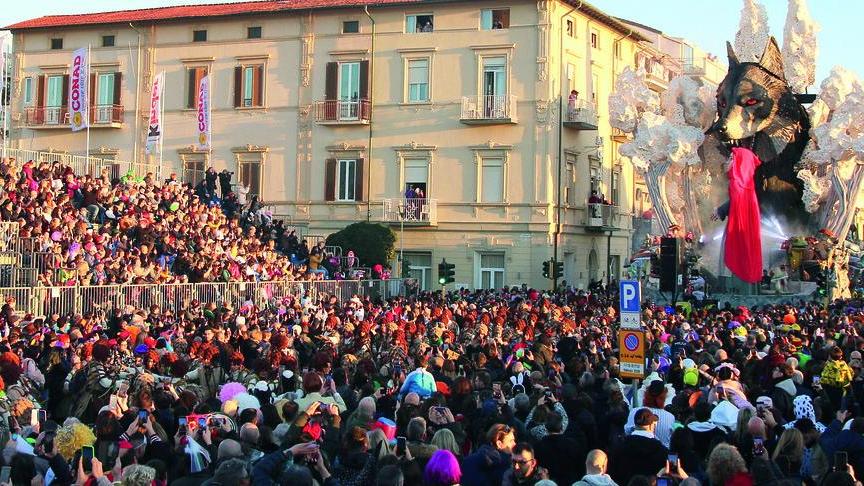 Un corso dell'ultima edizione del Carnevale di Viareggio (foto Giannini)