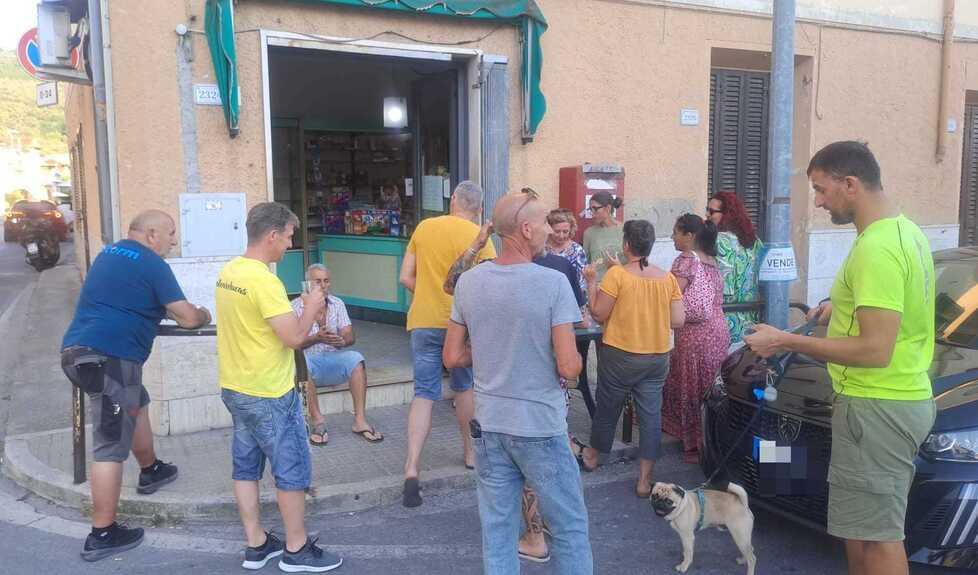 
	Alcuni clienti della frazione davanti al tabacchino del Ponte di Stiava per salutare le titolari nel giorno della chiusura


