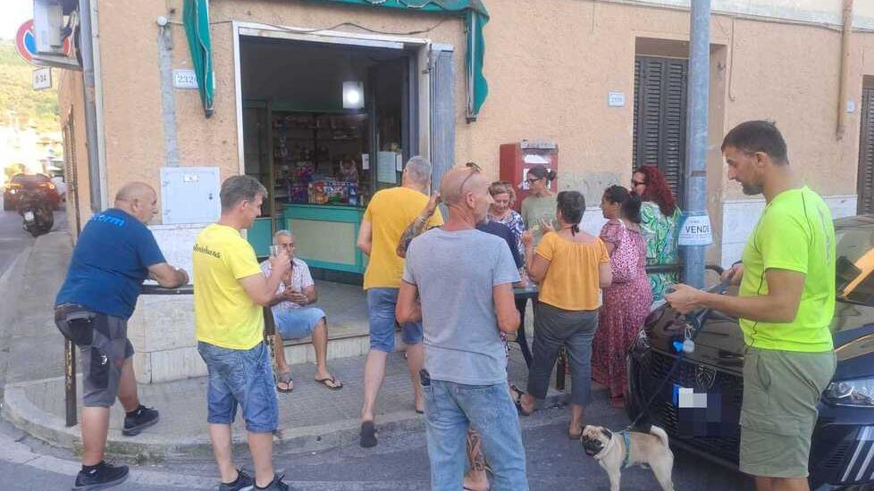 Alcuni clienti della frazione davanti al tabacchino del Ponte di Stiava per salutare le titolari nel giorno della chiusura