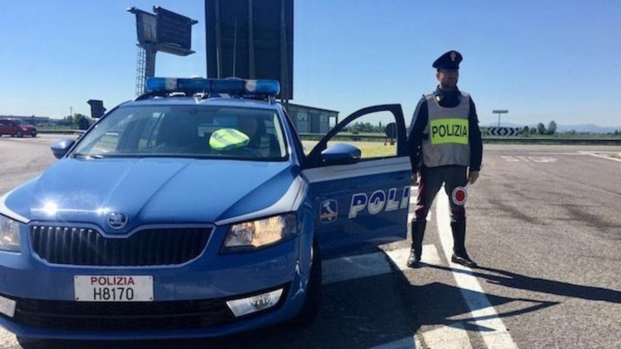 Paura per gli agenti della stradale (Foto di repertorio)