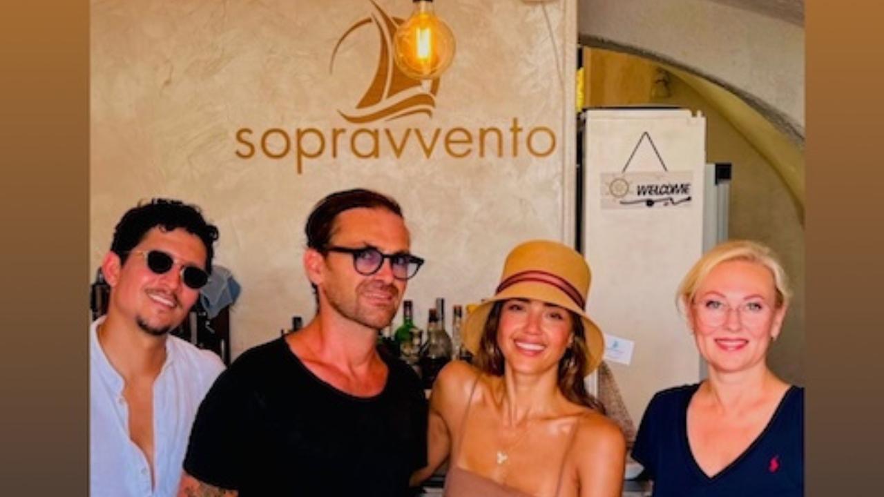 Sorpresa al Giglio, sull’isola sbarcano Jessica Alba e Danny Ramirez – Il “blitz” al ristorante