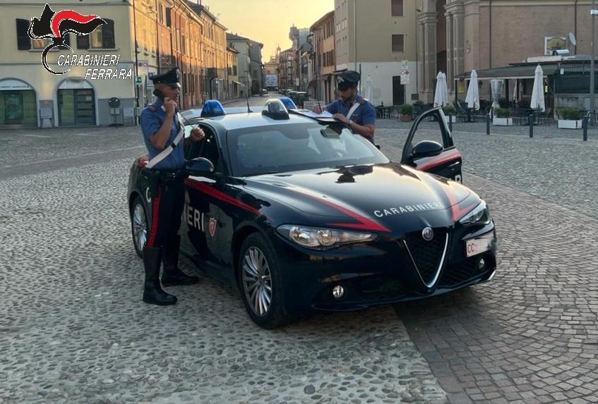 Cento, gli negano una birra al bar e va in escandescenza: arrestato un 39enne