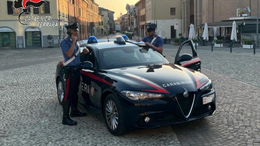 Cento, gli negano una birra al bar e va in escandescenza: arrestato un 39enne