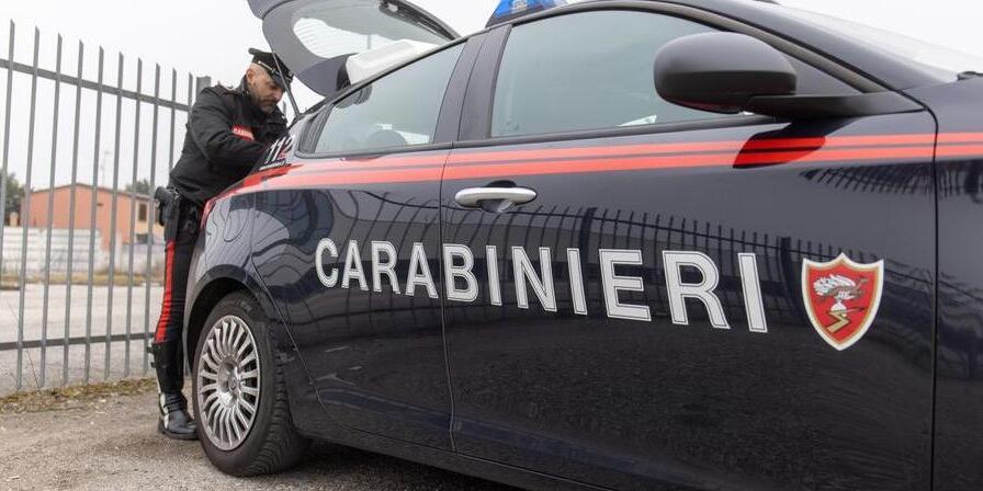 Svegliati da quattro rapinatori: «Adesso aprite la cassaforte e dateci tutto»
