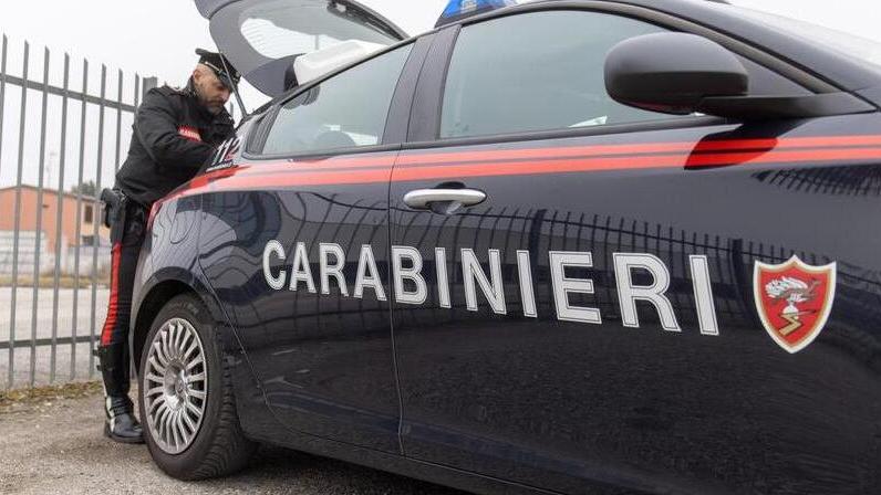 Svegliati da quattro rapinatori: «Adesso aprite la cassaforte e dateci tutto»