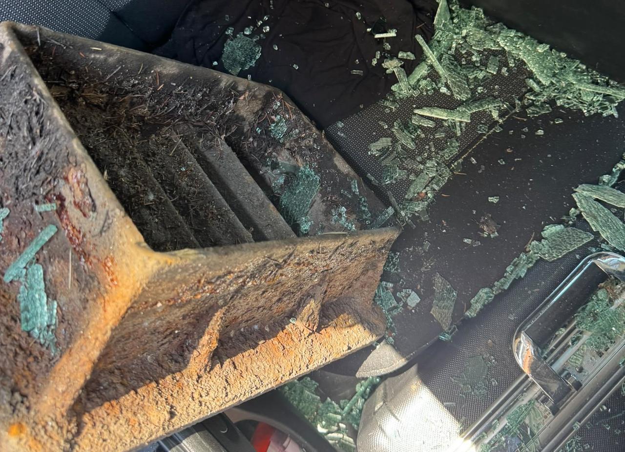 Spacca il vetro dell’auto con un tombino: «Ha rubato uno zaino, dentro solo vestiti»
